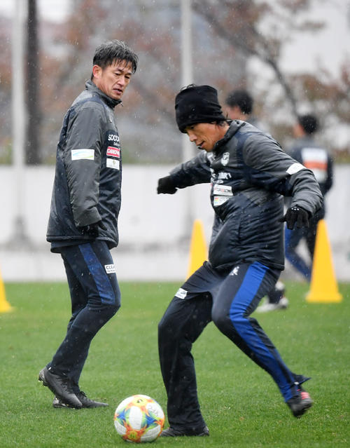 トレーニングをする横浜FC・FWカズ（左）とMF中村（撮影・横山健太）