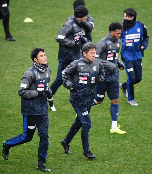 ランニングの先頭に立ちチームを引っ張る横浜FC・FWカズ（中央）（撮影・横山健太）