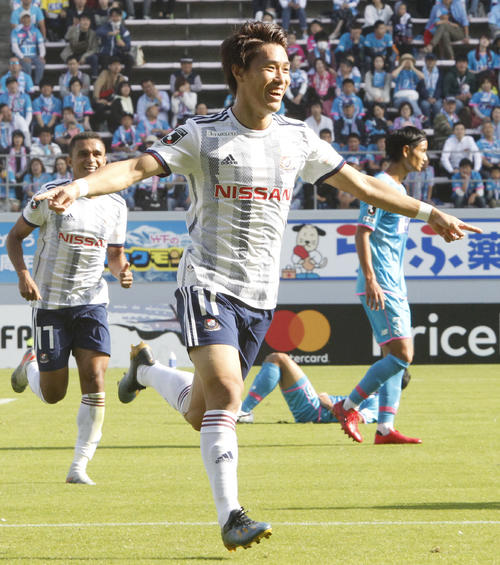 ゴールを決めて喜ぶ横浜MF遠藤（19年11月2日撮影）