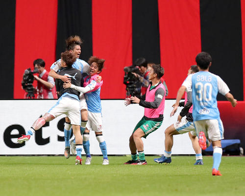 札幌対磐田　後半52分、勝ち越しゴールを決めチームメートと抱き合って喜ぶ磐田MF荒木（左から2人目）（撮影・佐藤翔太）