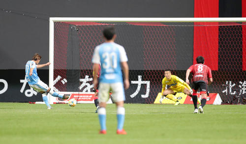 札幌対磐田　後半52分、勝ち越しゴールを決める磐田MF荒木（撮影・佐藤翔太）