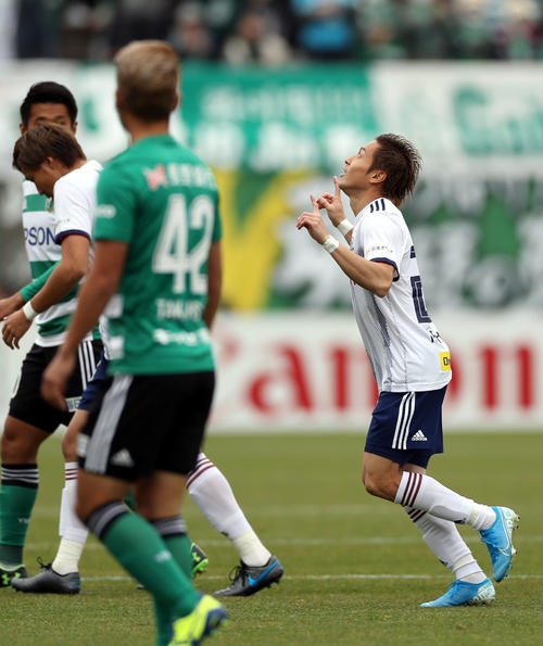 松本対横浜　前半、先制ゴールを決める横浜FW仲川（撮影・狩俣裕三）