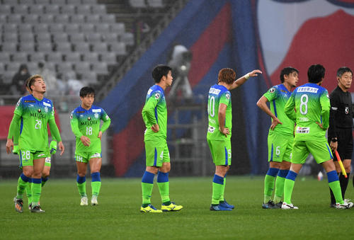 東京対湘南　試合を終え、肩を落とす湘南イレブン（撮影・横山健太）