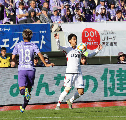 前半、胸でトラップする鹿島DF内田篤人（右）（撮影・黒河謙一）