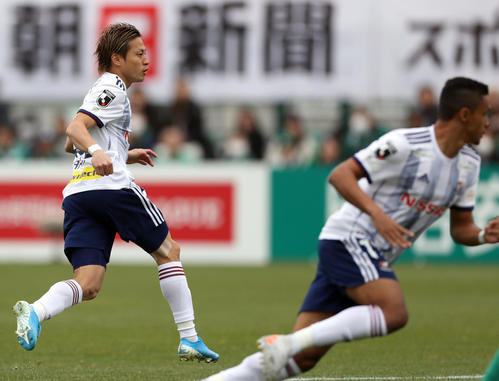 松本対横浜　前半、先制ゴールを決める横浜FW仲川（撮影・狩俣裕三）