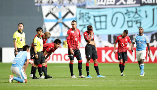 札幌対磐田　惜敗し肩を落とす札幌イレブン（撮影・佐藤翔太）