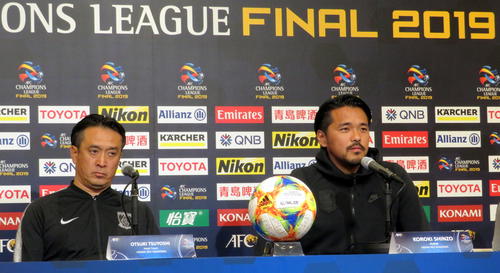 ACL決勝第2戦の公式会見に出席した浦和の大槻監督（左）とFW興梠