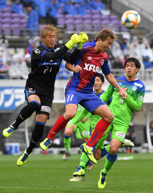 東京対湘南　前半、競り合う東京FW永井（中央）と湘南GK富居（撮影・横山健太）