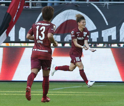 神戸対C大阪　後半、先制ゴールを決めてゆりかごポーズをして喜ぶ神戸FW古橋（右）（撮影・白石智彦）