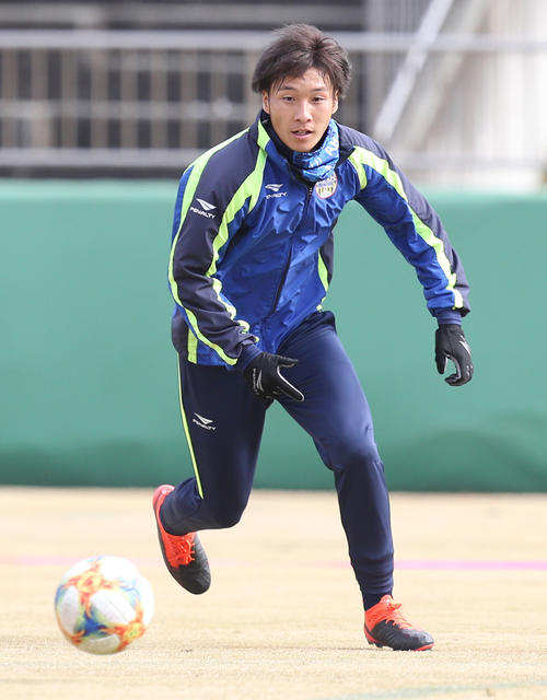 スルーパスに走り込む山形FW山岸（撮影・野上伸悟）