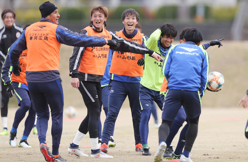 明るいムードで練習を行うFW山岸（中央）ら山形の選手たち（撮影・野上伸悟）