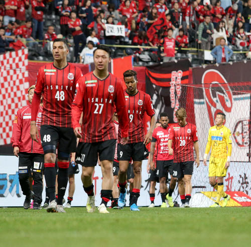札幌対磐田　惜敗しうつむきながら引き揚げる札幌FW鈴木（中央）（撮影・佐藤翔太）
