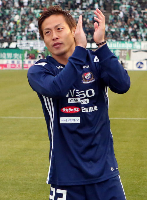 松本対横浜　試合後、サポーターと勝利の喜びを分かち合う横浜FW仲川（撮影・狩俣裕三）