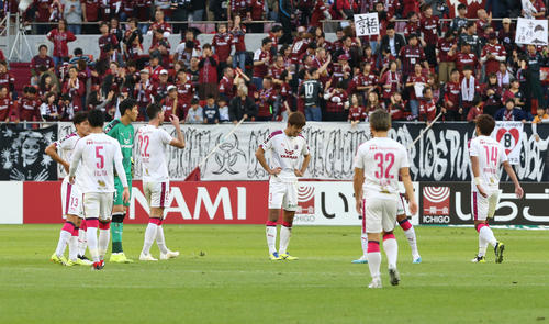神戸対C大阪　神戸に敗れて肩を落とすC大阪イレブン（撮影・白石智彦）