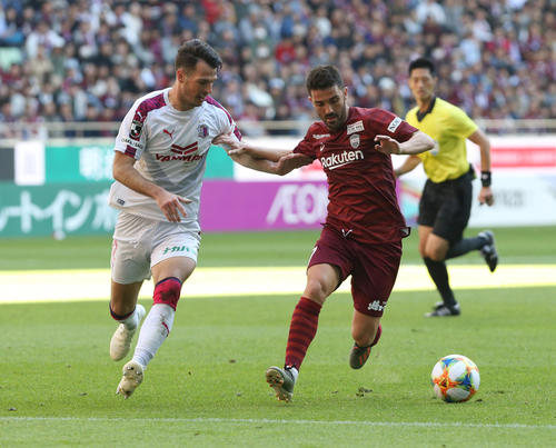 前半、激しく競り合うC大阪DFヨニッチ（左）と神戸FWビジャ（撮影・白石智彦）