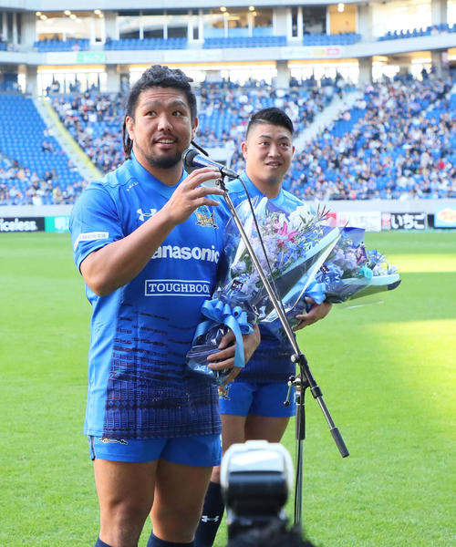 G大阪対仙台　試合前にスピーチをしたパナソニック・ワイルドナイツの堀江（左）と坂手（撮影・宮崎幸一）