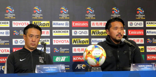 ACL決勝第2戦の公式会見に出席した浦和の大槻監督（左）とFW興梠