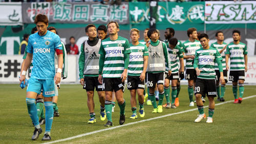 試合後、浮かない表情で引き揚げる松本の選手たち（撮影・狩俣裕三）