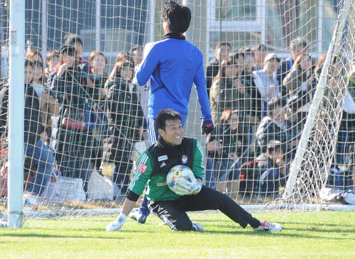 ミニゲームでシュートを止め、笑顔を見せるGK野沢（手前）