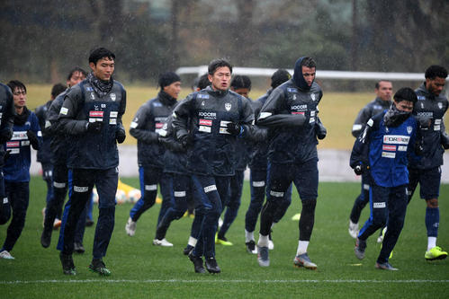 2019年11月22日撮影　ランニングの先頭に立ちチームを引っ張る横浜FC・FWカズ（中央）