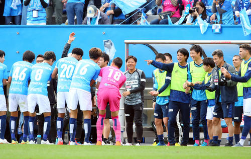 横浜FC対愛媛　前半、PKを決めた横浜FC・FW皆川（16番）とゆりかごパフォーマンスを行うカズ（右から3人目）（撮影・垰建太）