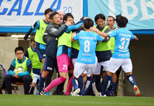 横浜FC対愛媛　後半、横浜FC・FW斎藤功（中央）がチーム2点目のゴールを決め歓喜の輪に加わるカズ（左から3人目）（撮影・垰建太）