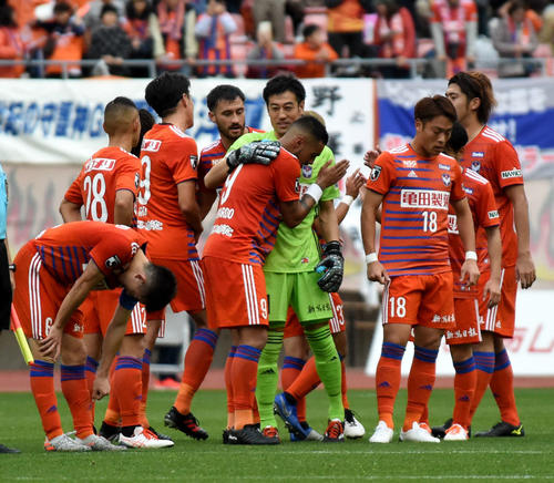 試合終了後、FWレオナルドと抱き合うGK野沢洋輔（中央）（撮影・山岸章利）