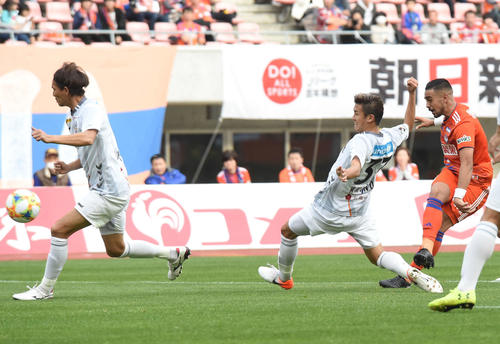 新潟対長崎　得点王を決定づける今季28点目をマークした新潟FWレオナルド（右）（撮影・山岸章利）