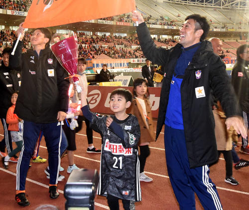 試合後、サポーターからの声援に応える新潟GK野沢（右）とFW矢野（撮影・山岸章利）