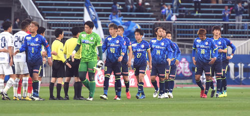 山形対町田　試合に敗れ肩を落とす山形イレブン
