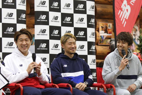 トークショーで笑顔を見せる、左から札幌MF宮沢、MF白井、MF中野（撮影・西塚祐司）