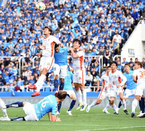 横浜FC対愛媛　前半、MF中村俊輔の右CKから相手の反則を誘いPKを獲得（撮影・たえ見朱実）