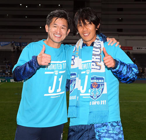 横浜FC対愛媛　J1昇格を決め、笑顔を見せる横浜FCのカズ（左）と中村（撮影・たえ見朱実）