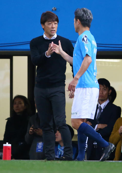 横浜FC対愛媛　後半、途中出場する横浜FC・FWカズ（右）を送り出す下平監督（撮影・垰建太）