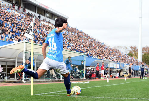 横浜FC対愛媛　前半、右からCKを蹴る横浜FC・MF中村（撮影・たえ見朱実）