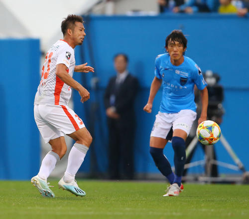 横浜FC対愛媛　後半、パスを出す愛媛MF山瀬（左）。右は横浜FC・MF中村（撮影・垰建太）