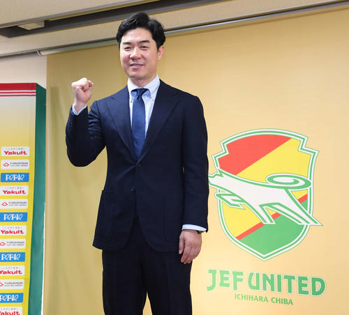 来シーズンからJ2千葉の監督に就任する尹氏は会見を終えガッツポーズ（撮影・鈴木みどり）