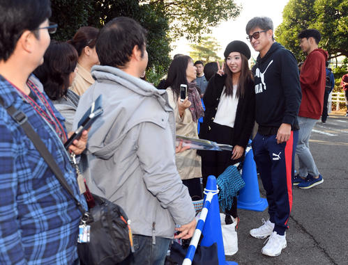 J1昇格から一夜明け、練習場に集まったサポーターと記念撮影に納まる横浜FCカズ（撮影・たえ見朱実）