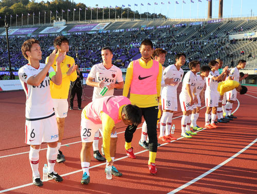 鹿島MF永木亮太（左）、GK曽ケ端準（左から5人目）ら鹿島イレブン（2019年11月23日）
