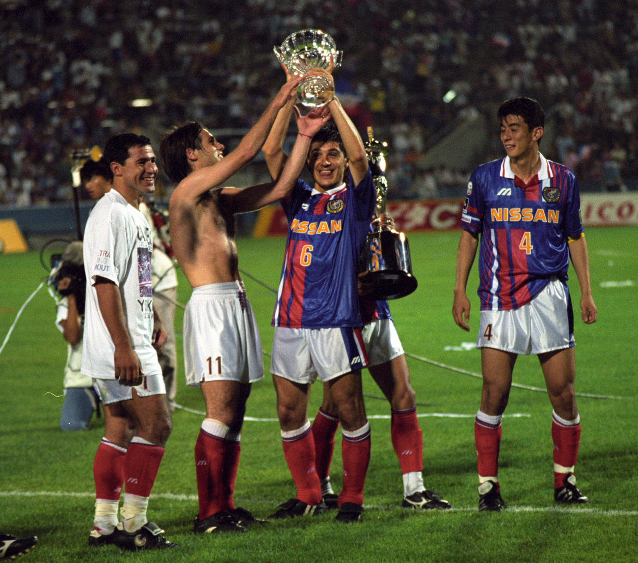 95年7月22日　鹿島を破って第1ステージ優勝を飾り、チェアマン杯を高々と掲げる、サパダ（6）とビスコンティ（11）、左はメディナベージョ、右は井原正巳
