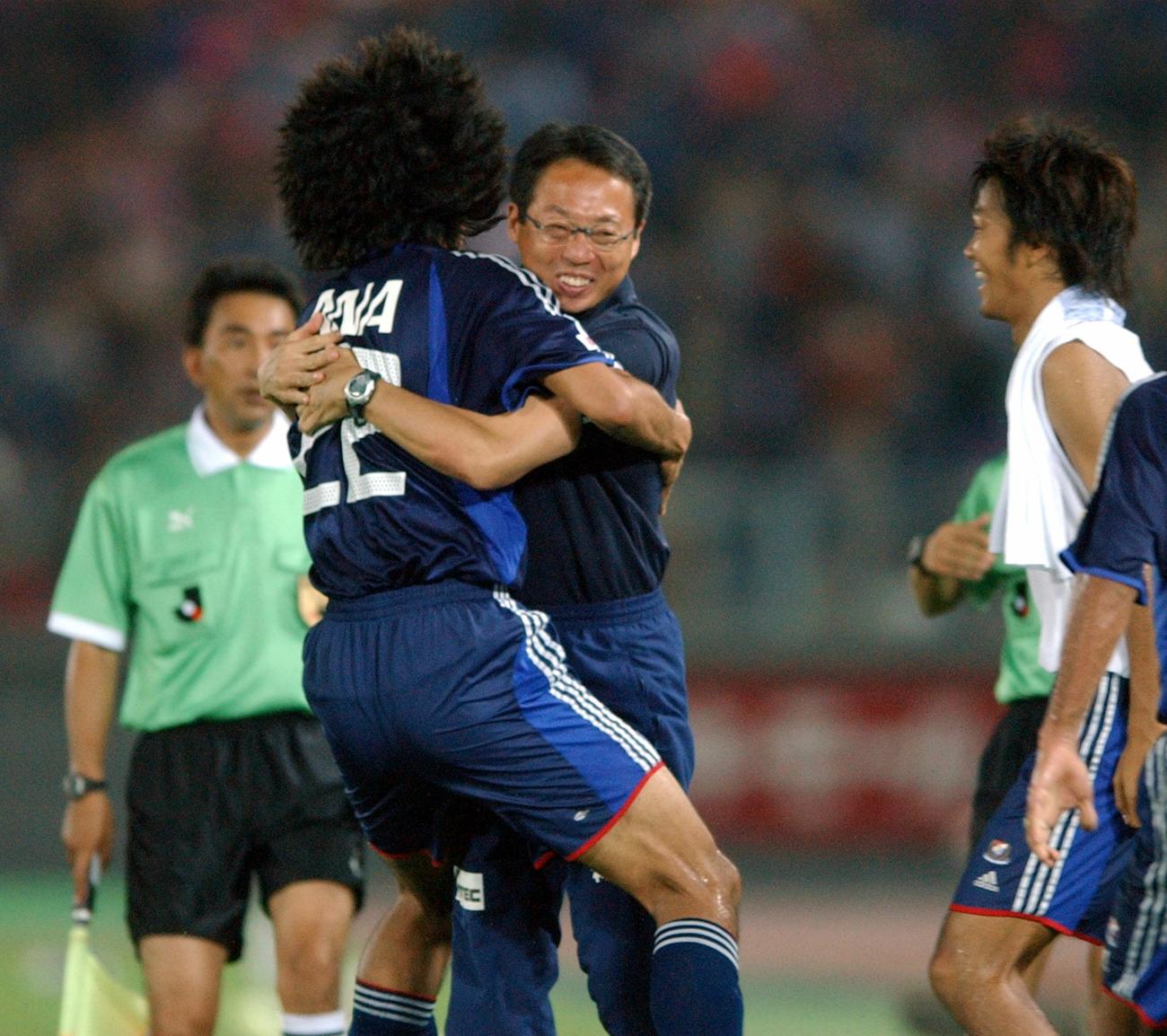 03年8月2日　横浜対神戸　後半22分、岡田武史監督は先制ゴールを決めた中沢佑二と抱き合って喜ぶ
