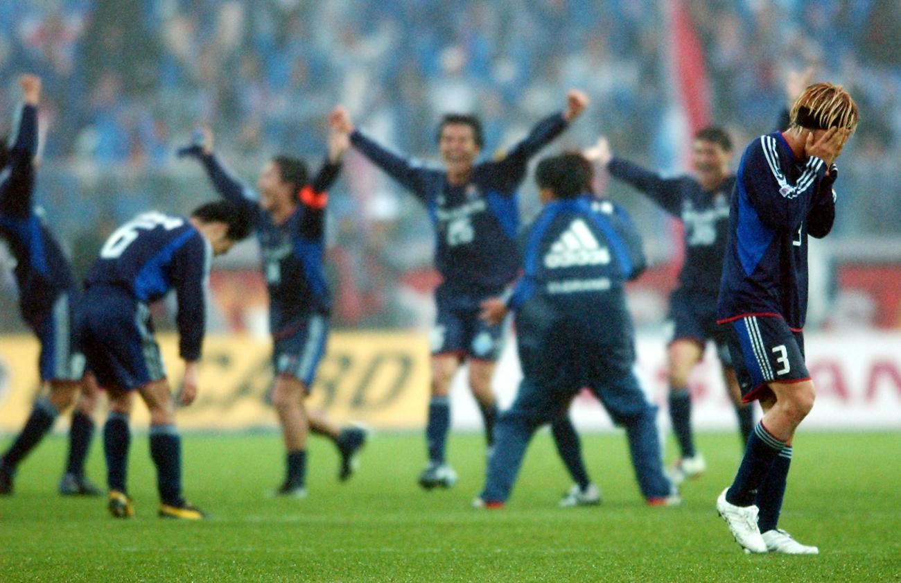 03年11月29日　横浜対磐田　完全優勝での年間王者が決まった瞬間、喜ぶ横浜イレブンと和から離れ号泣する松田（右端）