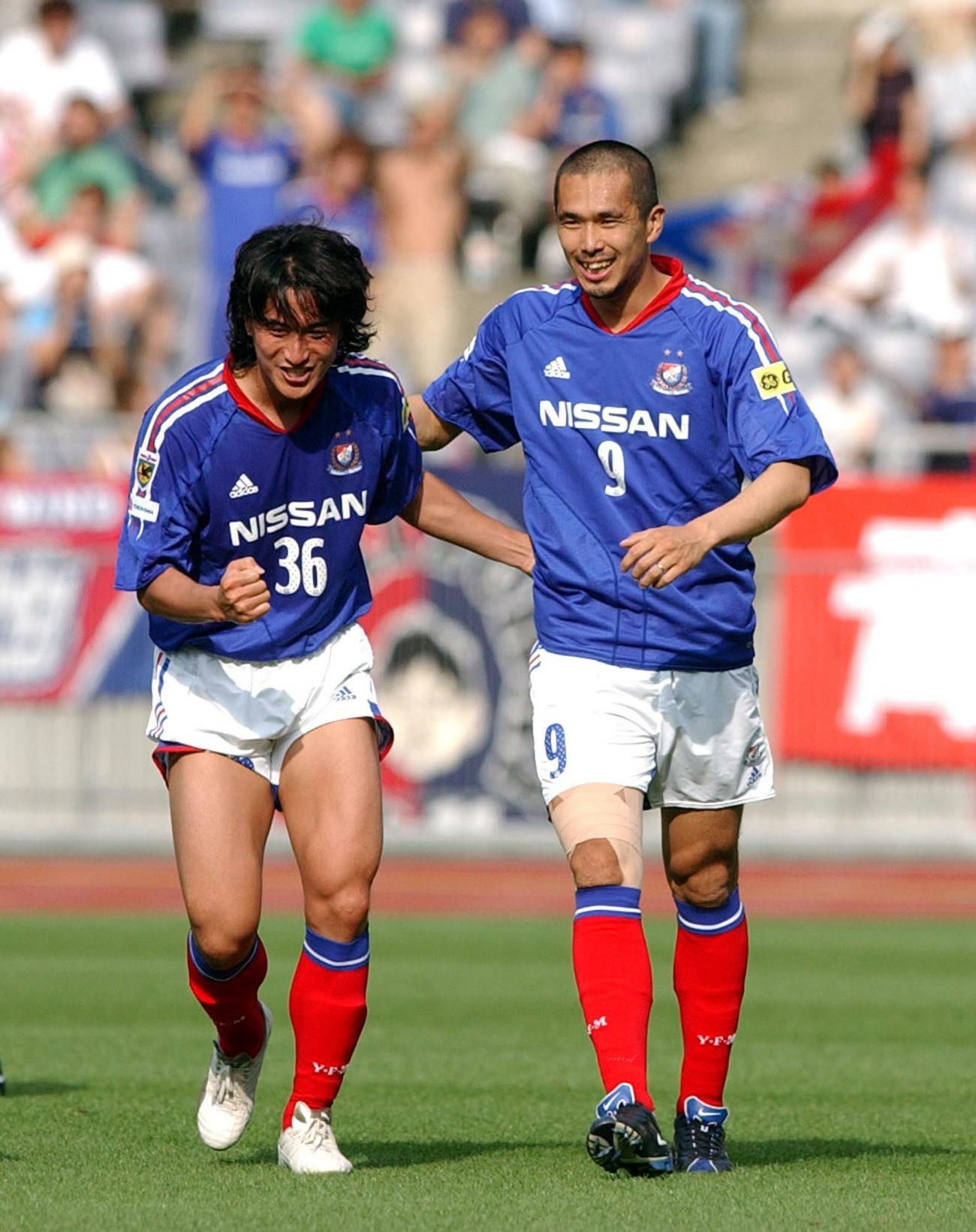 04年6月26日　横浜対鹿島　後半16分、ゴールを決めた安貞桓を久保竜彦が祝福する