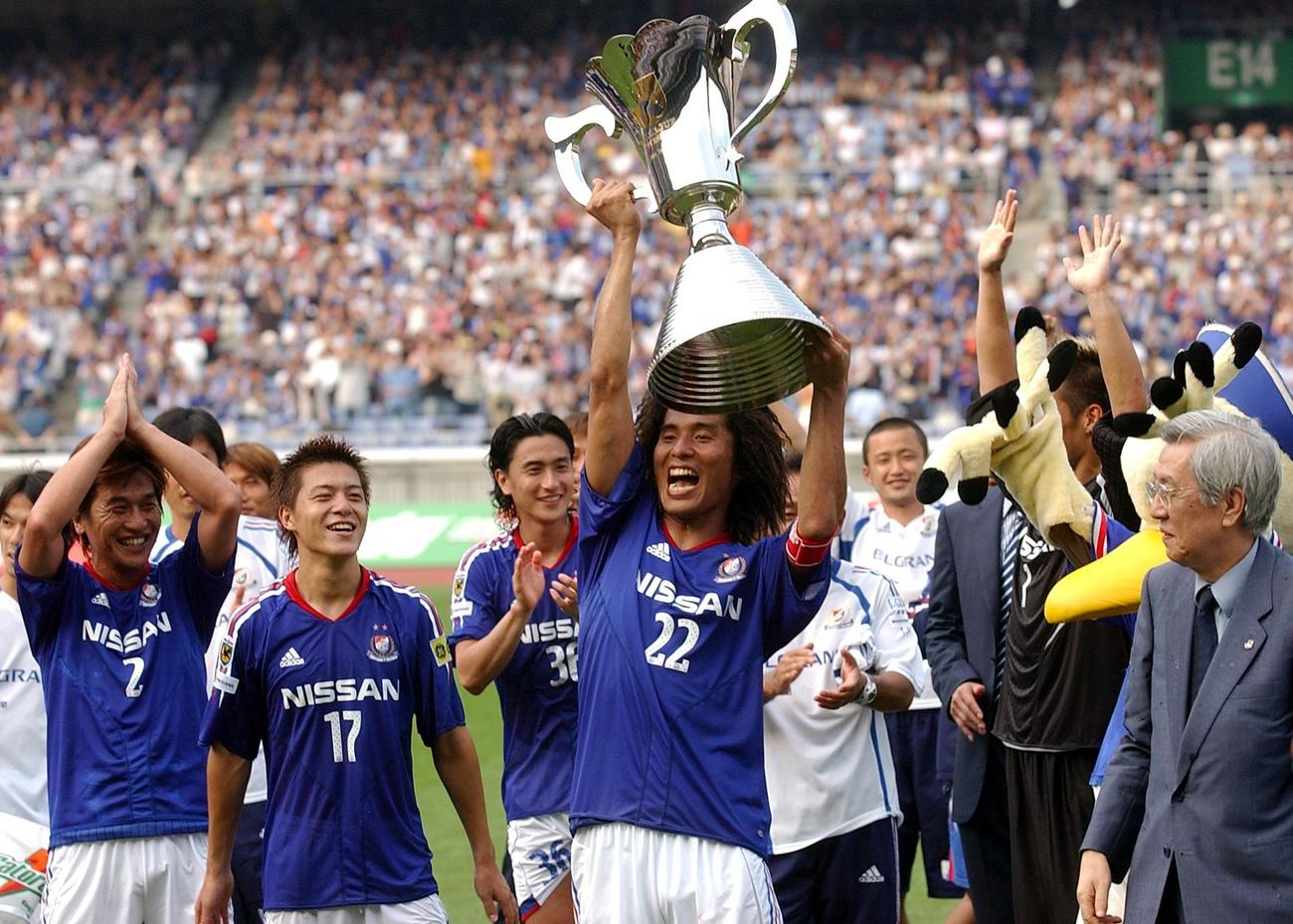 04年6月26日　横浜対鹿島　鈴木チェアマン（右端）から優勝カップを受け取り喜ぶ中沢。左から中西、田中、安