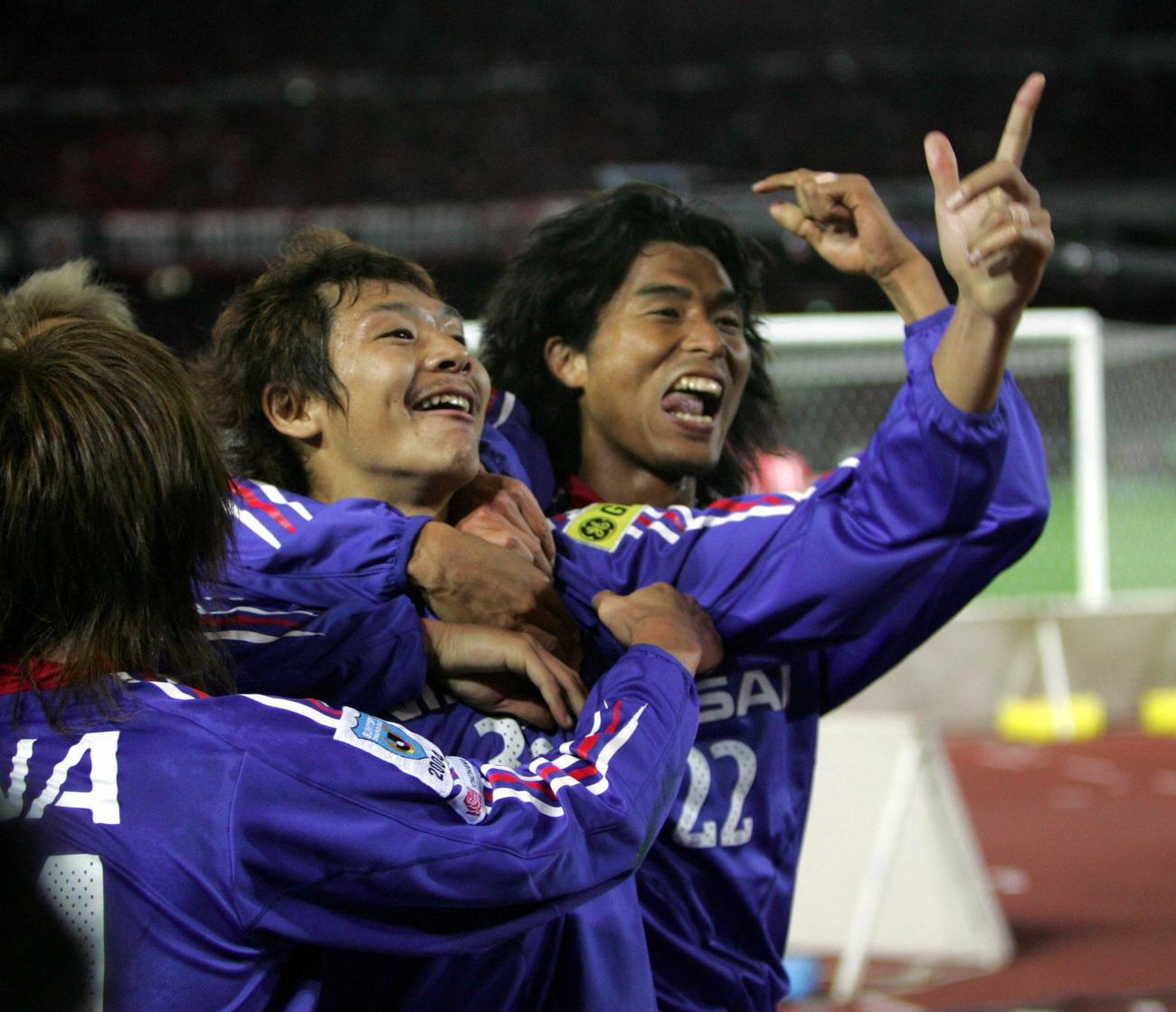 04年12月5日　横浜対浦和　後半21分、先制ゴールを決めた横浜DF河合（中央）は中沢（右）らチームメートと喜び合う