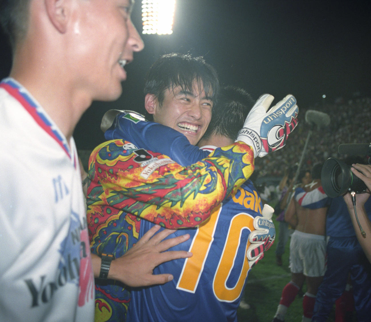 95年7月22日　初優勝を決め、ゴールを守った横浜M守護神のGK川口能活は、安永聡太郎と笑顔で抱擁
