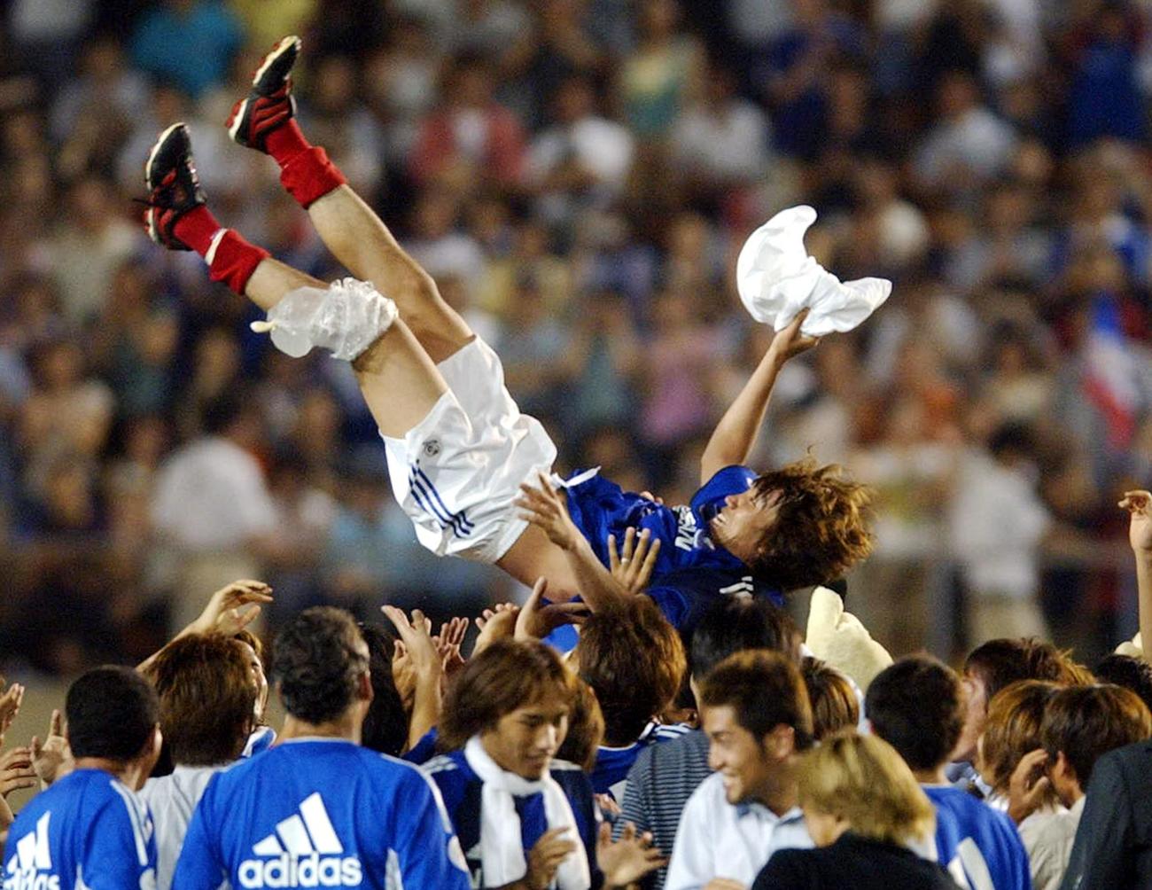 02年7月21日　試合後、チームメートの手によって胴上げされる中村俊輔