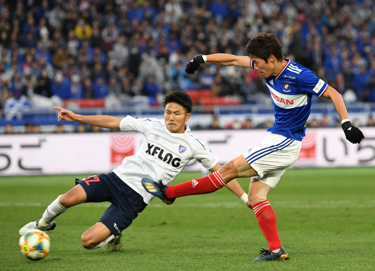 横浜対東京　後半、ゴールを決める横浜FW遠藤（撮影・横山健太）