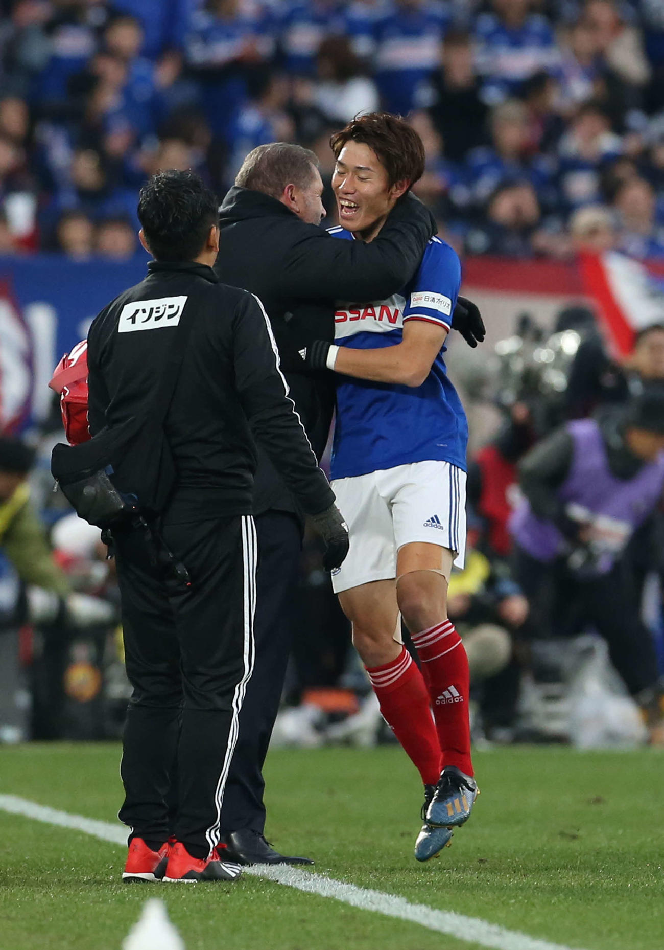 横浜対東京　後半、チーム3点目を決めた横浜FW遠藤（右）はポステコグルー監督の祝福を受ける（撮影・河野匠）
