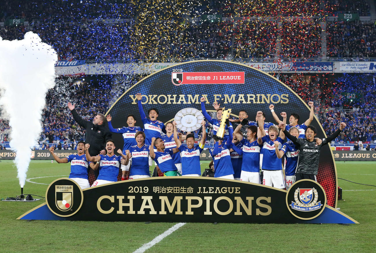 15年ぶりにJ1リーグを制し喜ぶ横浜イレブン（撮影・河野匠）